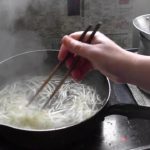 幸運な病のレシピ（ 2005 ）昼：麺一人前を二人で食べる冷やし中華（バンバンジー・イカボイル・モヤシ・新タマネギ微塵）バイキングと言うかビュッフェというか。