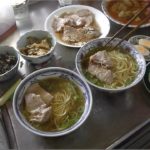 幸運な病のレシピ( 2058 )昼:「とんこつラーメン(マルタイ棒ラーメン)」、自作チャーシュー、ボイルした野菜は麺の下に入れる、トッピングに手間かければ、美味しいラーメン屋さんに成る