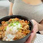 【くまクッキングチャレンジ】OLの簡単レシピ！ピリ辛豚キムチ丼