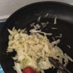 ずぼらな人におすすめ　色も綺麗で美味しい野菜炒めとパン