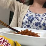 激辛炒め麺を食べてる動画