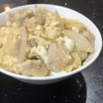 大学生の娘が父のために親子丼を作る動画　電子レンジで簡単に作れる親子丼の作り方