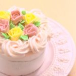 【おもてなしスイーツ協会：お子さまがわぁ可愛い！と喜ぶフラワーケーキの作り方〜ローズ：お花絞り編〜】