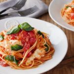 【すぐ麺】チーズとバジルの濃厚トマトパスタ