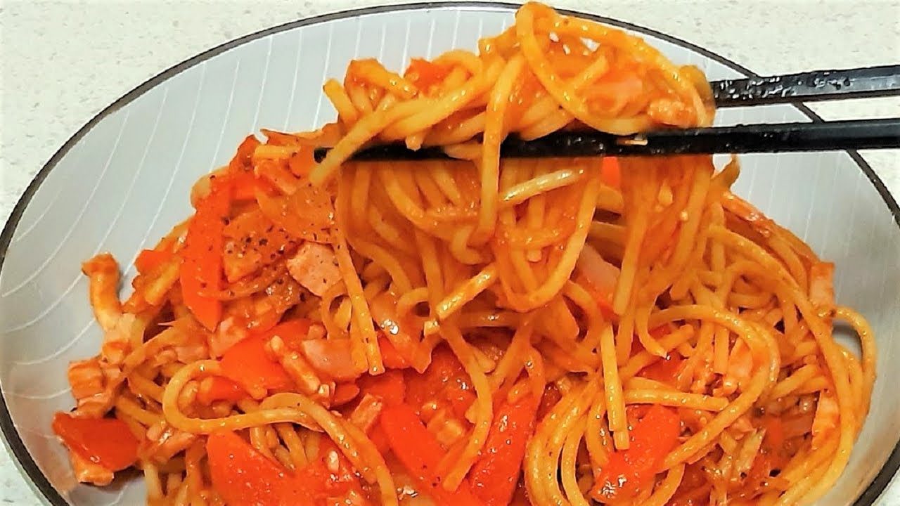 ナポリタンスパゲティーの作り方 ケチャップもフライパンも使わない 麺をゆでてトマトペーストとオリーブオイルを混ぜるだけ 海外で作る日本食レシピ レシピ動画