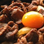 【レンジで簡単主食】黄金比の割り下！すき焼き丼の作り方｜パンダワンタン