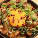 【豚肉レシピ】ピリ辛スタミナ丼を、豚バラ肉と牛脂と卵黄で「なんちゃってすき焼き味」に作ってみたの巻