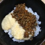 肉味噌長芋とろろ丼の作り方教えます❤️甜麺醤がきいた肉味噌にワサビ醤油味の長芋とろろが美味い😋