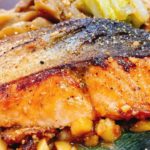 超簡単♪野菜も驚くほど超旨い！『鮭のスタミナ焦がし味噌バター焼き／白菜えのき舞茸』【おまけ付】Tasty salmon dish 된장 버터를 곁들인 에야키 구이와 연어　먹방【糖質制限／低糖質】