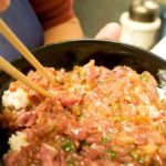究極のネギトロ丼ができだっ!!作り方は、まずハマチを125キロ捌きます。