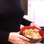 ノーブラ人妻が作る親子丼 簡単美味しい親子丼の作り方/料理音ASMR/癒し/ヒートテック