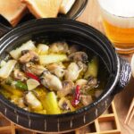 土鍋と麺つゆで作れる、牡蠣と長ねぎのアヒージョ