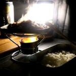 桁外れに旨い牛丼 ノンオイル焼き牛丼の作り方 飯盒で食べる牛丼は死ぬほどうまいです メスティン丼【車中泊】【ソロキャンプ】 Miraculous beef bowl