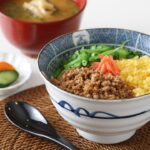 ブリの三色そぼろ丼