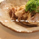 【春レシピ】3月の選べるメインおかずを作る.春キャベツと鶏モモの牡蠣醤油バター煮/柚子胡椒ポン酢が効いた新玉ねぎグリルの豚バラのせ