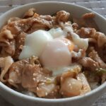 再現【伝説のすた丼の作り方】にんにくたっぷりのスタミナ豚丼です。【海外で作る日本食レシピ】 SUTA DON (PORK STAMINA BOWL with garlic and soy sauce)