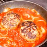 トマト煮込みハンバーグ（野菜の甘味がしっかり）の作り方