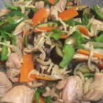 肉野菜炒め、にんにく・生姜・醤油を合わせて　Cooked chicken and vegetable