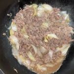 【牛丼】ホットサンドメーカーで作る焼きおにぎり、おにぎらず牛丼！カリカリさと牛丼風味が楽しめる。ライスバーガー風の牛丼アレンジレシピ。