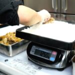 人気お弁当屋さんが手がけるデカ盛り3キロの生姜焼き弁当とフランクフルト弁当の作り方