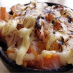 炙り料理は5分で出来る簡単レシピ。回転すしで人気ネタの炙りサーモンチーズマヨを丼にしました。簡単料理。ズボラ料理。