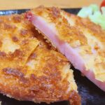 【簡単お弁当おかず】厚切りハムカツの作り方！お弁当に入っていたらテンションMAXな最強ボリュームおかずのレシピを紹介！バッター液で簡単なのに油少なめ揚げ焼きカロリーカットが最高です【毎日弁当】