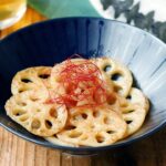 【れんこんのにんにくポン酢漬け】焼いて漬けるだけ🙌副菜や箸休めにぴったり！｜macaroni（マカロニ）