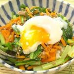 冷蔵庫の残り野菜で『簡単！ビビンバ丼』特製ナムルたれと温泉たまごを絡めてどうぞ♪料理 レシピ 簡単