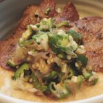そのままでも美味しい牛タンだけど薬味を作って丼ぶりに♪【牛タンねばねば丼】「簡単レシピ」