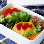 【オムライスおにぎり】卵1個で4つ作れる！お弁当にぴったり♪｜macaroni（マカロニ）