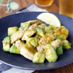 【鶏むね肉とアボカドの甘辛炒め】メイン食材2つでOK！晩ご飯にぴったり♪｜macaroni（マカロニ）
