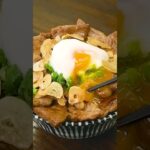 【ボリューム満点】焼肉のたれで簡単に作れる！はみ出し豚丼｜クラシル #Shorts