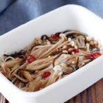 【漬けえのき】ごはんのお供に♪漬け込むだけの簡単レシピ！｜macaroni（マカロニ）