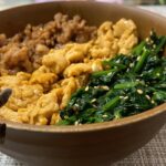 ほうれん草とたまごの三色そぼろ丼with cats