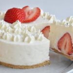 【いちごのレアチーズケーキの作り方】 混ぜて冷やすだけ・苺のショートケーキよりずっと簡単!クリスマスにもピッタリ 少ない材料で手軽に美味しいNo-Bake Strawberry Cheesecake