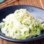 【白菜とネギの塩だれナムル】パパッと副菜！レンジで簡単レシピ♪｜macaroni（マカロニ）