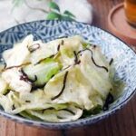 【やみつきキャベツ】5分で簡単スピード副菜！おつまみにぴったり♪｜macaroni（マカロニ）