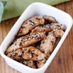 【ささみの甘辛ごまスティック】作り置きおかず！お弁当やおつまみにもぴったり♪｜macaroni（マカロニ）