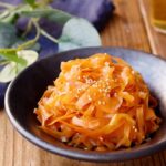【にんじんのひらひらきんぴら】レンジでパパッと簡単副菜!お弁当おかずにもおすすめ♪|macaroni(マカロニ)