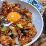 【一汁一菜】鶏ネギ味噌丼と白菜と油揚げの味噌汁の作り方！