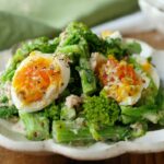 【菜の花と卵のマヨマスタードサラダ】春を感じる♪レンジで簡単副菜！｜macaroni（マカロニ）