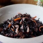 【ひじきの煮物】基本の副菜♪作り置きにもおすすめ！｜macaroni（マカロニ）