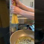 パスタを茹でる時は、麺のここを揃えると自然にお湯に入って行く!#shorts #簡単レシピ #ラフ料理