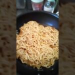 3食入りの焼きそば　麺と具は別々に作ります　油引かず豚肉炒め野菜入れお湯さしてフタ蒸し焼き　麺も同じ方法　味付け粉は麺2：具1袋で振りかけます　お皿に麺・具の順でトッピング　麺と具を別に調理すると簡単