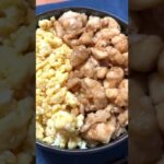 【鶏そぼろ丼】鶏と卵をごはんの上に乗せてみました。
