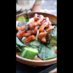 【めちゃ旨レシピ】サーモンの黒にんにくソースとおかワカメの冷やしうどん!!