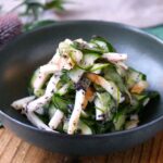 【きゅうりとちくわのゆかり和え】さっぱり副菜レシピ！箸休めにもピッタリ♪｜macaroni（マカロニ）