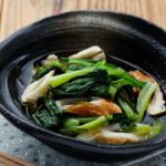 【小松菜とちくわのおひたし】めんつゆでお手軽副菜！節約レシピ♪｜macaroni（マカロニ）