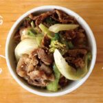 【包丁いらずで簡単】美肌・美白になれる美容レシピ！五香粉香る「牛肉レタス丼」