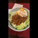 【タコライス】簡単レシピ！男は黙ってシラチャーソースでし